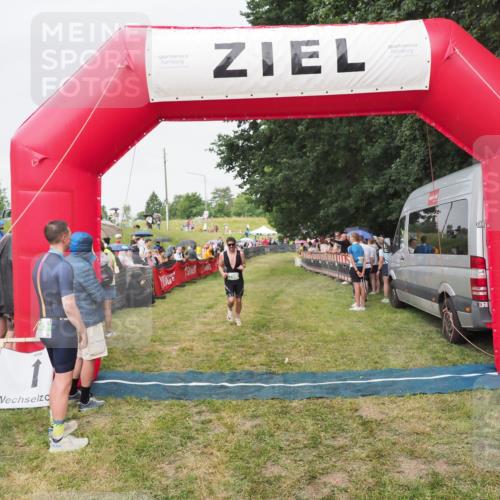 21.06.2025 - 27. Vierlanden-Triathlon MichiJ http://msf.ph/oto/8041351 15.06.2026 13:29:01 Ziel 706 meine-sportfotos.de