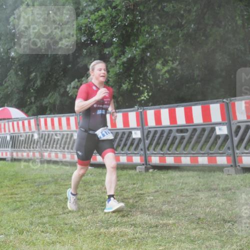 21.06.2025 - 27. Vierlanden-Triathlon KatJ http://msf.ph/oto/8041368 15.06.2025 14:32:44 Ziel 71, 1179 meine-sportfotos.de