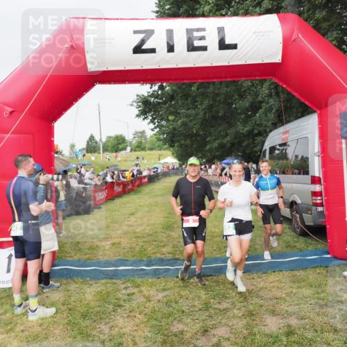 21.06.2025 - 27. Vierlanden-Triathlon MichiJ http://msf.ph/oto/8041391 15.06.2026 13:29:18 Ziel 9, 952 meine-sportfotos.de