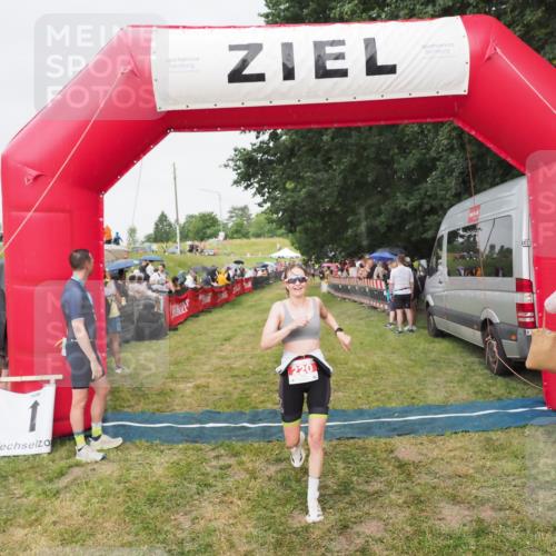 21.06.2025 - 27. Vierlanden-Triathlon MichiJ http://msf.ph/oto/8041435 15.06.2026 13:29:35 Ziel 220 meine-sportfotos.de