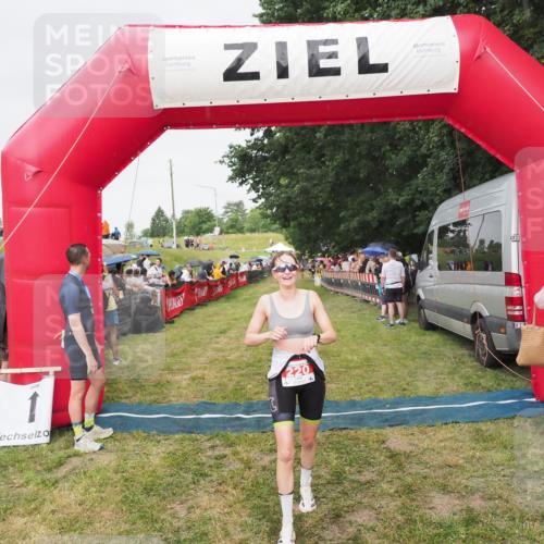 21.06.2025 - 27. Vierlanden-Triathlon MichiJ http://msf.ph/oto/8041441 15.06.2026 13:29:36 Ziel 220 meine-sportfotos.de
