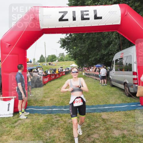 21.06.2025 - 27. Vierlanden-Triathlon MichiJ http://msf.ph/oto/8041445 15.06.2026 13:29:36 Ziel 220 meine-sportfotos.de