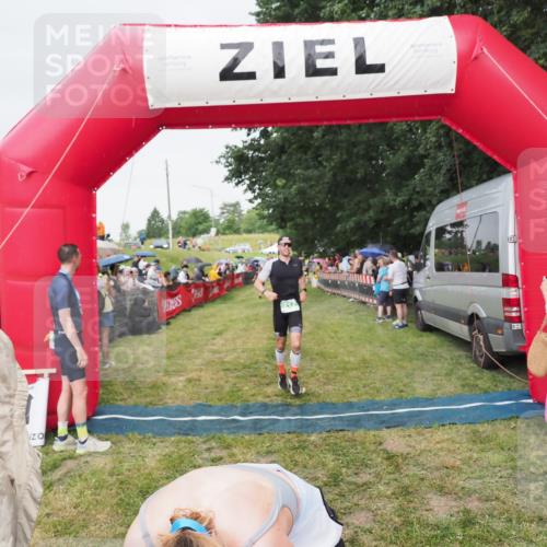21.06.2025 - 27. Vierlanden-Triathlon MichiJ http://msf.ph/oto/8041451 15.06.2026 13:29:40 Ziel 220, 717 meine-sportfotos.de