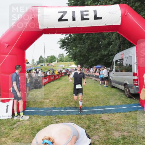 21.06.2025 - 27. Vierlanden-Triathlon MichiJ http://msf.ph/oto/8041458 15.06.2026 13:29:41 Ziel 220, 717, 1069, 1070, 1071 meine-sportfotos.de