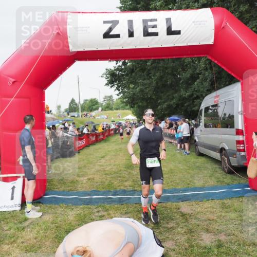 21.06.2025 - 27. Vierlanden-Triathlon MichiJ http://msf.ph/oto/8041470 15.06.2026 13:29:41 Ziel 220, 717, 1069, 1070, 1071 meine-sportfotos.de