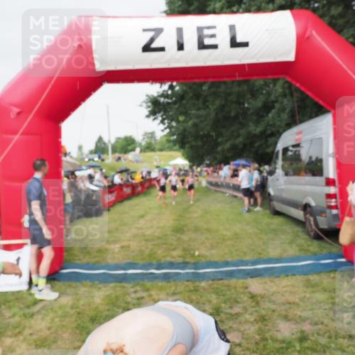 21.06.2025 - 27. Vierlanden-Triathlon MichiJ http://msf.ph/oto/8041476 15.06.2026 13:29:43 Ziel 717, 1069, 1070, 1071 meine-sportfotos.de