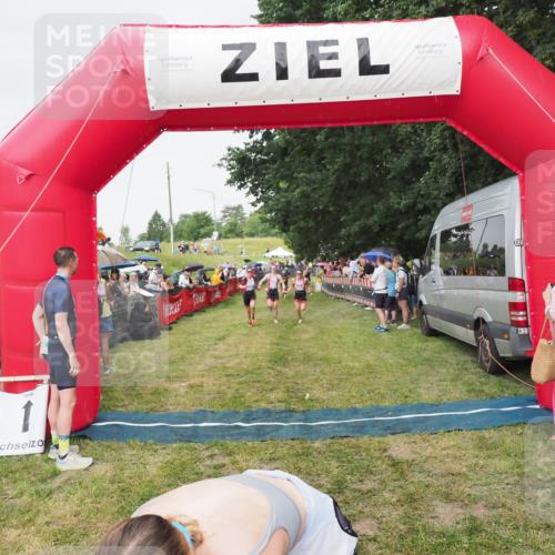 21.06.2025 - 27. Vierlanden-Triathlon MichiJ http://msf.ph/oto/8041486 15.06.2026 13:29:43 Ziel 717, 1069, 1070, 1071 meine-sportfotos.de
