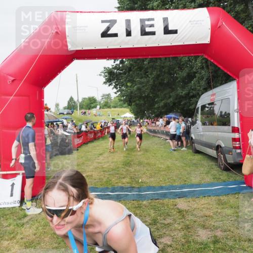 21.06.2025 - 27. Vierlanden-Triathlon MichiJ http://msf.ph/oto/8041496 15.06.2026 13:29:43 Ziel 717, 1069, 1070, 1071 meine-sportfotos.de