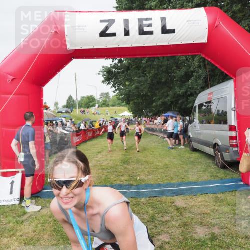 21.06.2025 - 27. Vierlanden-Triathlon MichiJ http://msf.ph/oto/8041499 15.06.2026 13:29:44 Ziel 717, 1069, 1070, 1071 meine-sportfotos.de