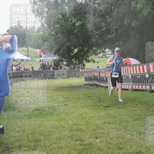 21.06.2025 - 27. Vierlanden-Triathlon KatJ http://msf.ph/oto/8041501 15.06.2025 14:33:22 Ziel 1250 meine-sportfotos.de