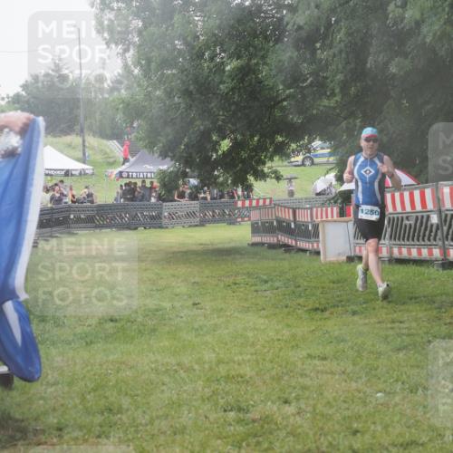 21.06.2025 - 27. Vierlanden-Triathlon KatJ http://msf.ph/oto/8041507 15.06.2025 14:33:22 Ziel 1250 meine-sportfotos.de