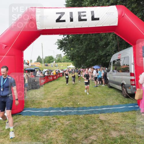 21.06.2025 - 27. Vierlanden-Triathlon MichiJ http://msf.ph/oto/8041509 15.06.2026 13:29:49 Ziel 1061, 1069, 1070, 1071 meine-sportfotos.de