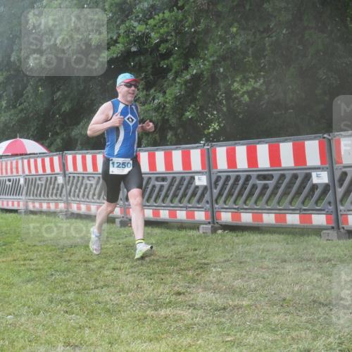 21.06.2025 - 27. Vierlanden-Triathlon KatJ http://msf.ph/oto/8041520 15.06.2025 14:33:23 Ziel 1250 meine-sportfotos.de