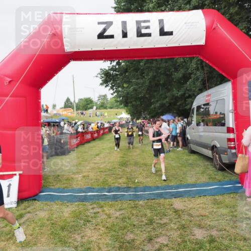 21.06.2025 - 27. Vierlanden-Triathlon MichiJ http://msf.ph/oto/8041526 15.06.2026 13:29:50 Ziel 109, 1061, 1069, 1070, 1071 meine-sportfotos.de
