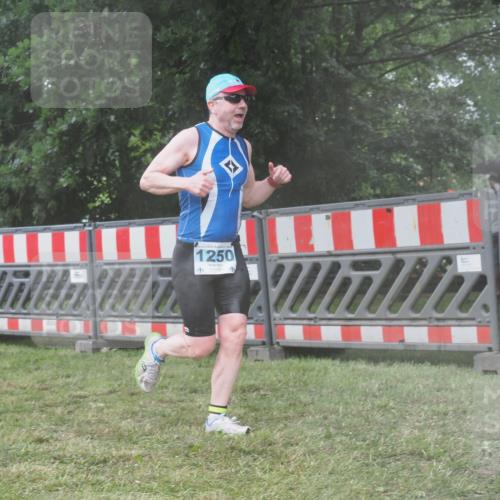 21.06.2025 - 27. Vierlanden-Triathlon KatJ http://msf.ph/oto/8041537 15.06.2025 14:33:24 Ziel 1250 meine-sportfotos.de