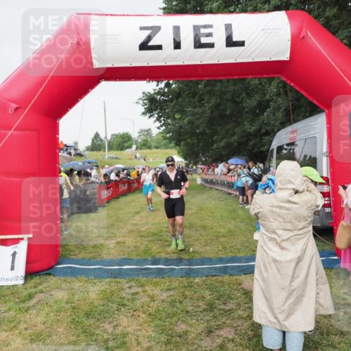 21.06.2025 - 27. Vierlanden-Triathlon MichiJ http://msf.ph/oto/8041555 15.06.2026 13:30:13 Ziel 68, 227, 958, 970 meine-sportfotos.de