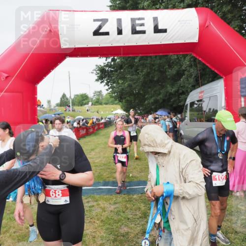 21.06.2025 - 27. Vierlanden-Triathlon MichiJ http://msf.ph/oto/8041599 15.06.2026 13:30:17 Ziel 68, 227, 663, 958, 970 meine-sportfotos.de