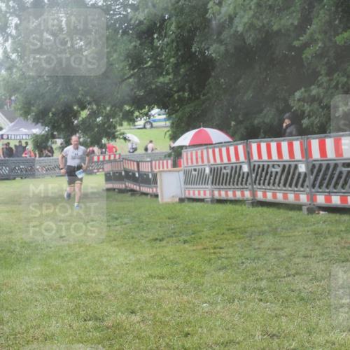 21.06.2025 - 27. Vierlanden-Triathlon KatJ http://msf.ph/oto/8041603 15.06.2025 14:34:42 Ziel 1274 meine-sportfotos.de