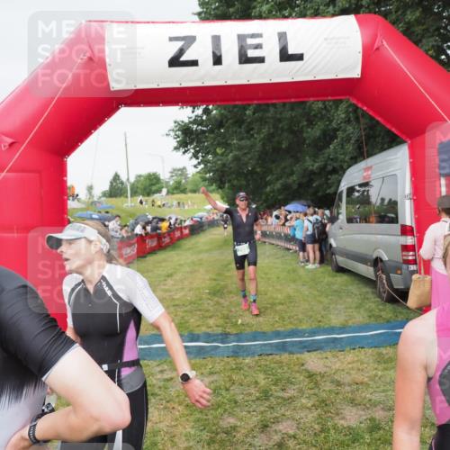 21.06.2025 - 27. Vierlanden-Triathlon MichiJ http://msf.ph/oto/8041614 15.06.2026 13:30:25 Ziel 663, 785, 891 meine-sportfotos.de