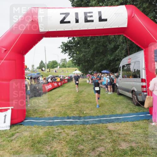 21.06.2025 - 27. Vierlanden-Triathlon MichiJ http://msf.ph/oto/8041639 15.06.2026 13:30:33 Ziel 43, 783, 785 meine-sportfotos.de