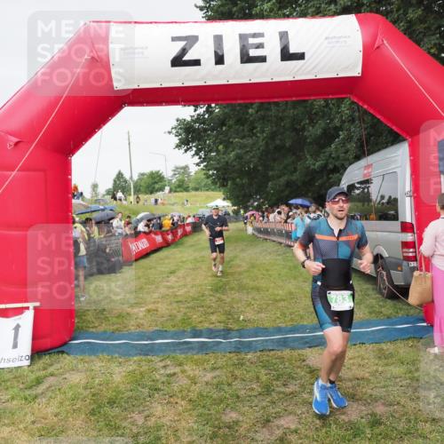 21.06.2025 - 27. Vierlanden-Triathlon MichiJ http://msf.ph/oto/8041656 15.06.2026 13:30:34 Ziel 43, 783 meine-sportfotos.de