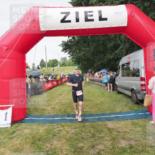 21.06.2025 - 27. Vierlanden-Triathlon MichiJ http://msf.ph/oto/8041664 15.06.2026 13:30:36 Ziel 43, 783 meine-sportfotos.de