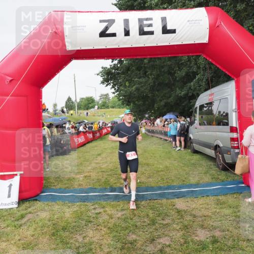 21.06.2025 - 27. Vierlanden-Triathlon MichiJ http://msf.ph/oto/8041668 15.06.2026 13:30:37 Ziel 43, 783 meine-sportfotos.de