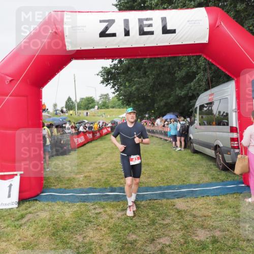 21.06.2025 - 27. Vierlanden-Triathlon MichiJ http://msf.ph/oto/8041672 15.06.2026 13:30:37 Ziel 43, 783 meine-sportfotos.de