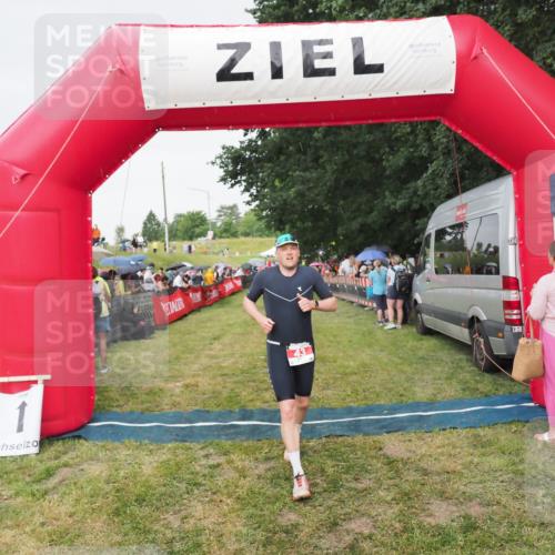 21.06.2025 - 27. Vierlanden-Triathlon MichiJ http://msf.ph/oto/8041675 15.06.2026 13:30:37 Ziel 43, 783 meine-sportfotos.de