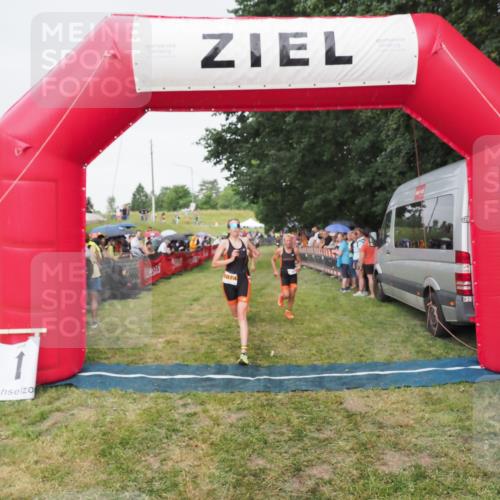 21.06.2025 - 27. Vierlanden-Triathlon MichiJ http://msf.ph/oto/8041679 15.06.2026 13:30:51 Ziel 1073, 1074, 1075 meine-sportfotos.de