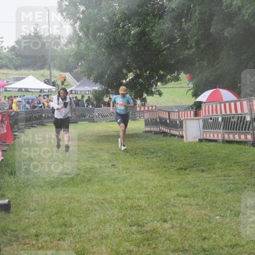 21.06.2025 - 27. Vierlanden-Triathlon KatJ http://msf.ph/oto/8041680 15.06.2025 14:35:27 Ziel 215 meine-sportfotos.de
