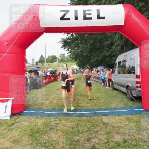 21.06.2025 - 27. Vierlanden-Triathlon MichiJ http://msf.ph/oto/8041684 15.06.2026 13:30:52 Ziel 1073, 1074, 1075 meine-sportfotos.de
