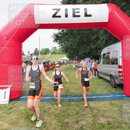 21.06.2025 - 27. Vierlanden-Triathlon MichiJ http://msf.ph/oto/8041703 15.06.2026 13:30:52 Ziel 1073, 1074, 1075 meine-sportfotos.de