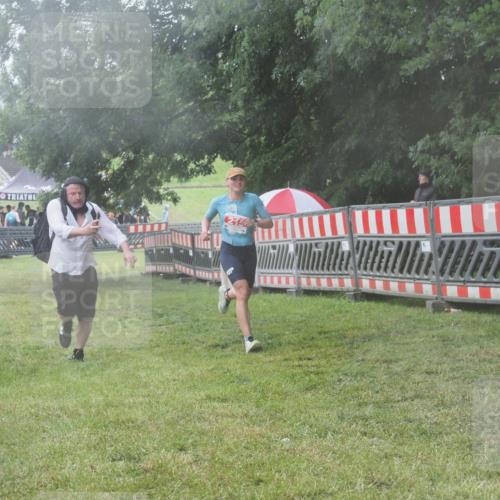 21.06.2025 - 27. Vierlanden-Triathlon KatJ http://msf.ph/oto/8041705 15.06.2025 14:35:29 Ziel 215 meine-sportfotos.de
