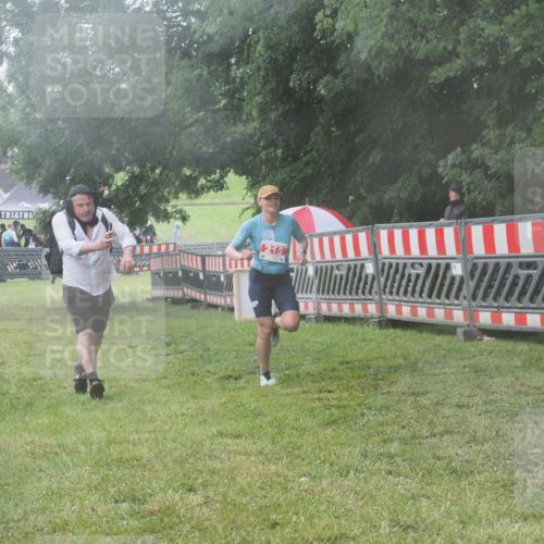 21.06.2025 - 27. Vierlanden-Triathlon KatJ http://msf.ph/oto/8041708 15.06.2025 14:35:29 Ziel 215 meine-sportfotos.de