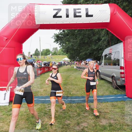 21.06.2025 - 27. Vierlanden-Triathlon MichiJ http://msf.ph/oto/8041710 15.06.2026 13:30:53 Ziel 1073, 1074, 1075 meine-sportfotos.de
