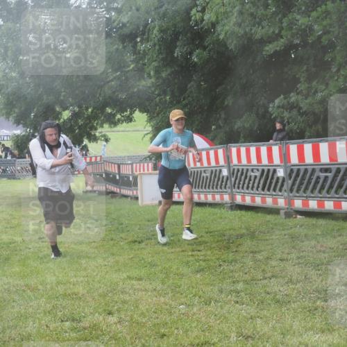 21.06.2025 - 27. Vierlanden-Triathlon KatJ http://msf.ph/oto/8041711 15.06.2025 14:35:29 Ziel 215 meine-sportfotos.de