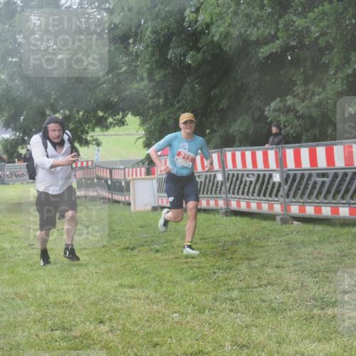 21.06.2025 - 27. Vierlanden-Triathlon KatJ http://msf.ph/oto/8041713 15.06.2025 14:35:29 Ziel 215 meine-sportfotos.de