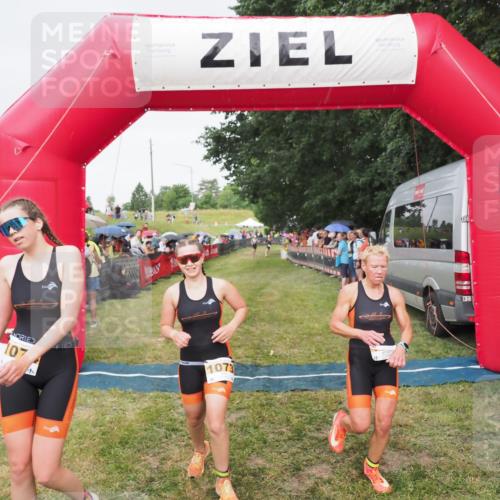 21.06.2025 - 27. Vierlanden-Triathlon MichiJ http://msf.ph/oto/8041716 15.06.2026 13:30:53 Ziel 1073, 1074, 1075 meine-sportfotos.de
