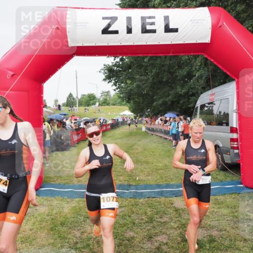 21.06.2025 - 27. Vierlanden-Triathlon MichiJ http://msf.ph/oto/8041719 15.06.2026 13:30:53 Ziel 1073, 1074, 1075 meine-sportfotos.de