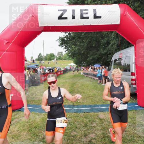 21.06.2025 - 27. Vierlanden-Triathlon MichiJ http://msf.ph/oto/8041722 15.06.2026 13:30:53 Ziel 1073, 1074, 1075 meine-sportfotos.de
