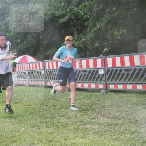 21.06.2025 - 27. Vierlanden-Triathlon KatJ http://msf.ph/oto/8041726 15.06.2025 14:35:30 Ziel 215 meine-sportfotos.de