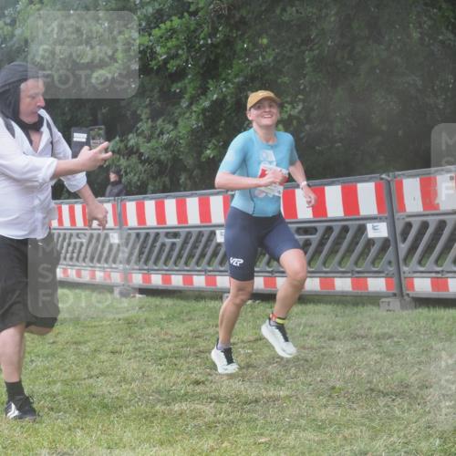 21.06.2025 - 27. Vierlanden-Triathlon KatJ http://msf.ph/oto/8041739 15.06.2025 14:35:30 Ziel 215 meine-sportfotos.de
