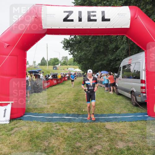21.06.2025 - 27. Vierlanden-Triathlon MichiJ http://msf.ph/oto/8041741 15.06.2026 13:31:33 Ziel 847, 968 meine-sportfotos.de