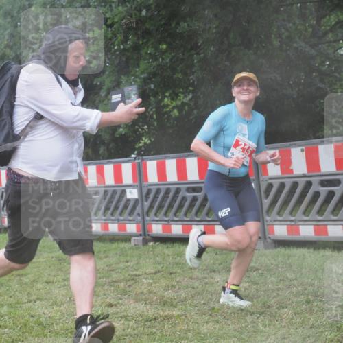 21.06.2025 - 27. Vierlanden-Triathlon KatJ http://msf.ph/oto/8041746 15.06.2025 14:35:31 Ziel 215 meine-sportfotos.de