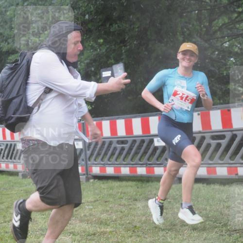 21.06.2025 - 27. Vierlanden-Triathlon KatJ http://msf.ph/oto/8041749 15.06.2025 14:35:31 Ziel 215 meine-sportfotos.de