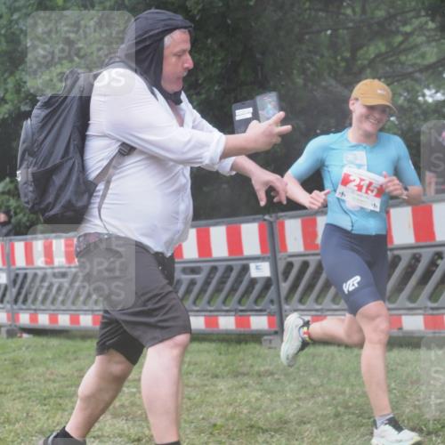 21.06.2025 - 27. Vierlanden-Triathlon KatJ http://msf.ph/oto/8041752 15.06.2025 14:35:31 Ziel 215 meine-sportfotos.de