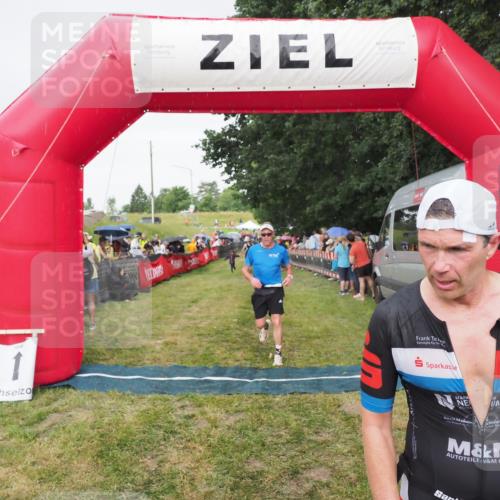 21.06.2025 - 27. Vierlanden-Triathlon MichiJ http://msf.ph/oto/8041757 15.06.2026 13:31:37 Ziel 799, 847, 968 meine-sportfotos.de