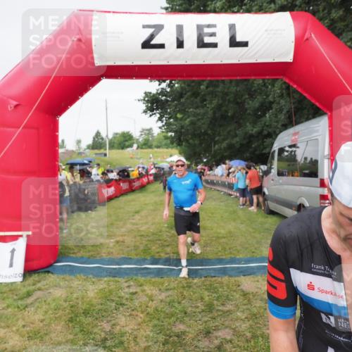 21.06.2025 - 27. Vierlanden-Triathlon MichiJ http://msf.ph/oto/8041769 15.06.2026 13:31:37 Ziel 799, 847, 968 meine-sportfotos.de