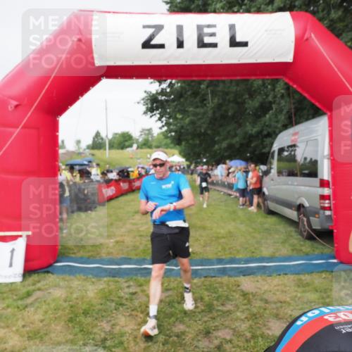 21.06.2025 - 27. Vierlanden-Triathlon MichiJ http://msf.ph/oto/8041789 15.06.2026 13:31:38 Ziel 799, 847, 968 meine-sportfotos.de